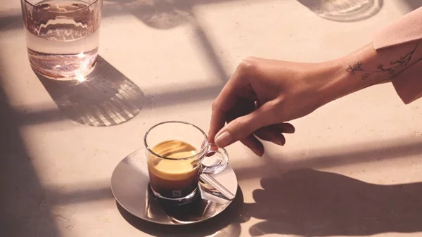 Ανανεώνουμε τη ζωή στο γραφείο με τη βοήθεια της Nespresso Professional