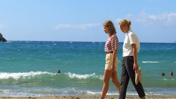 "Η παραλία": Βία και έρωτας συγκρούονται στη νέα σειρά της ΕΡΤ1