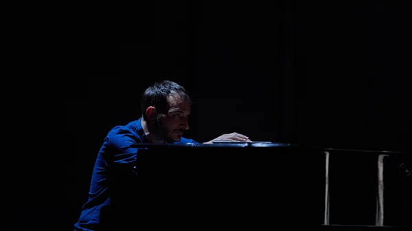 Κάπως έτσι, συναντιούνται οι Salgado, Χίλλ, Κουμεντάκης, Χατζιδάκις, Παζολίνι και Κλυταιμνήστρα σε μια παράσταση