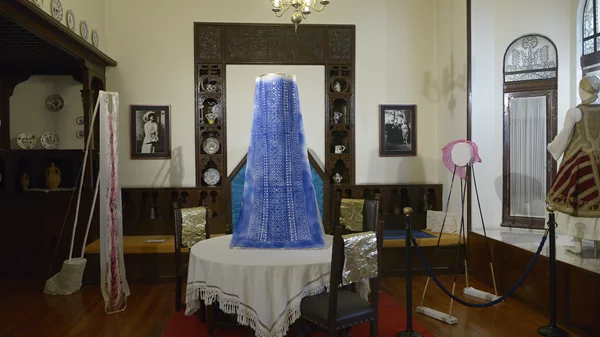 Η Μυρτώ Ξανθοπούλου έχει γαλουχηθεί αλλά και καταπιεστεί από διακυβεύματα που καλλιεργήθηκαν σε σπίτια όπως αυτό της Αγγελικής Χατζημιχάλη