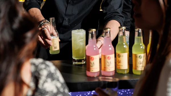 Three Cents: Η ελληνική μπουρμπουλήθρα στα καλύτερα μπαρ του κόσμου