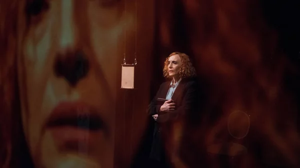 "Ουρανός κατακόκκινος: Χρόνος πριν, χρόνος μετά": Η διάσημη αντι-ηρωίδα της Λούλας Αναγνωστάκη συναντά μία σύγχρονη εκδοχή της στο Bios