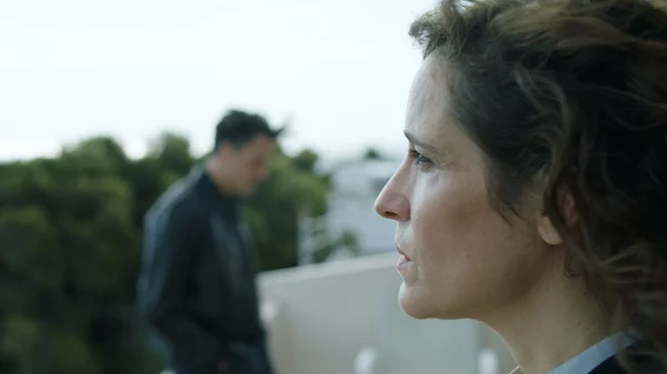 Τόσο Κοντά, Τόσο Μακριά