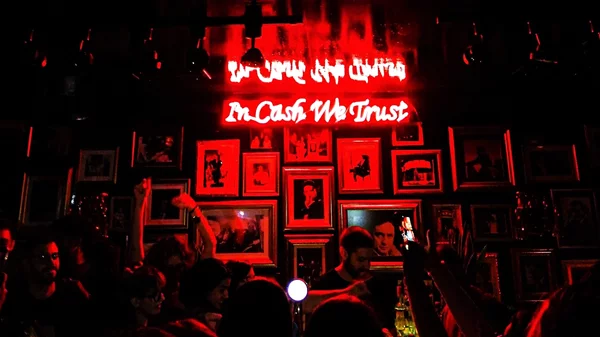 Τα μπαρ του Πειραιά: Και του λιμανιού και του σαλονιού