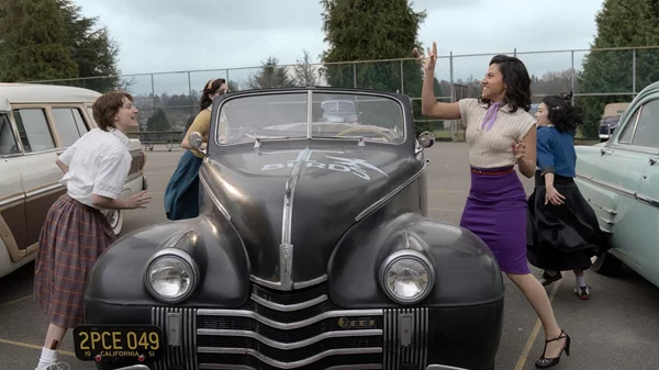 Απρίλιος στην COSMOTE TV σε ρυθμούς "Grease"