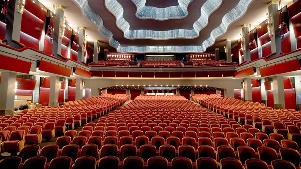 Ο Αρχιμανδρίτης Νικόδημος Καβαρνός για πρώτη φορά στο Παλλάς