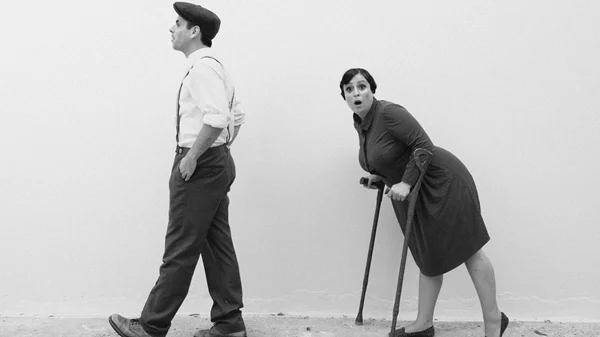 Η εκφραστικότητα της γλώσσας της σιωπής στην παράσταση "Τα δεκανίκια ή πώς ξέμαθα να περπατώ" στο Olvio