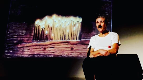 "Τα κατά μάρκον, μια ρεμπέτικη λειτουργία": Ο θεατρικός μονόλογος του Τάκη Χρυσικάκου επιστρέφει στο θέατρο Τόπος Αλλού