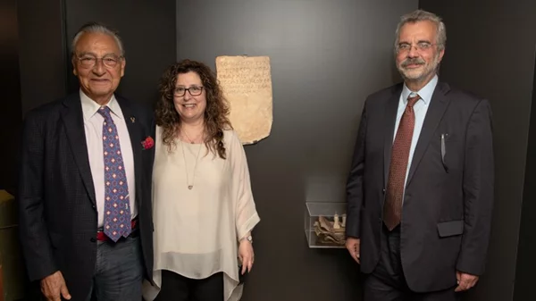 Το Εβραϊκό Μουσείο της Ελλάδος σε σύμπραξη με το Επιγραφικό Μουσείο παρουσιάζουν την έκθεση "Λίθινες Διαδρομές - Ιστορίες από Πέτρα: Εβραϊκές επιγραφές στην Ελλάδα"