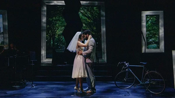 Το "The Last Five Years" φέρνει επί σκηνής μια νεοϋορκέζικη ιστορία ενός ασυνήθιστου έρωτα