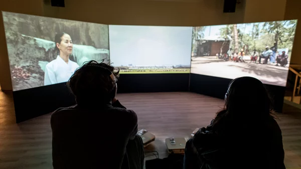 Αρχαία θρηνητικά άσματα αναβιώνουν μέσα από μια βίντεο εγκατάσταση