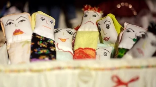 Θες μία κούκλα; Οι κρατούμενες των Γυναικείων Φυλακών Θήβας έχουν πλέξει μερικές