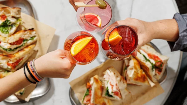 Η φάση είναι ζύμες συν spritz και ζαχαροπλαστεία με cocktails