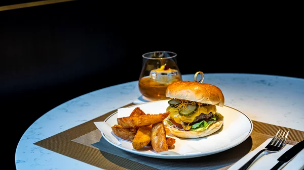 Το Plato Bar & Lounge επαναπροσδιορίζει τον ορισμό του all-day με… σοφία και έμπνευση!