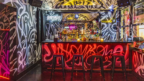 "Εδώ", ένα νέο μπαρ-statement στην πλατεία Καρύτση