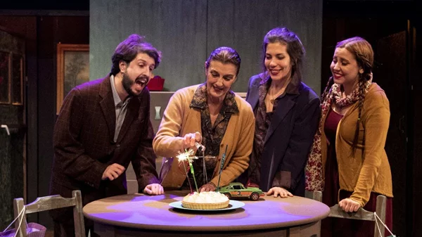 Είδαμε τo "Μαζί" στο Altera Pars, με τη διεισδυτική σκηνοθετική ματιά του Πέτρου Νάκου στην οικογένεια "της διπλανής πόρτας"