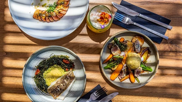 Το Caretta Athens φέρνει νοστιμιά στη νέα προμενάδα της Γλυφάδας