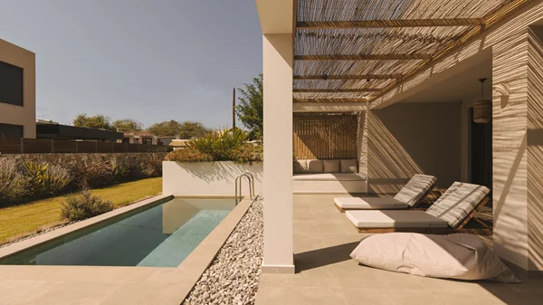 Σε αυτές τις σουίτες μια ανάσα απ’ το Ιόνιο το καλοκαίρι συνεχίζεται όλο το φθινόπωρο