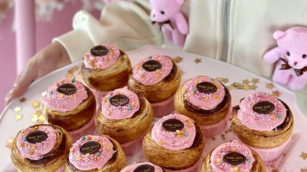 "Pink Dot café": Χριστούγεννα στο πιο instagrammable cafe της Θεσσαλονίκης