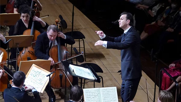 Συναρπαστικές, πλην διαφορετικές αναγνώσεις από Κουρεντζή και Κύτσον της εμβληματικής 9ης Συμφωνίας του Μπετόβεν