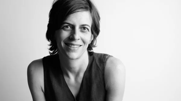 Στο νέο της βιβλίο "Διακοπές στην Αβησσυνία" η Ελίζα Παναγιωτάτου γράφει για μια γενιά που είδε τον κόσμο γύρω της να γκρεμίζεται ξανά και ξανά