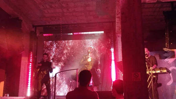 H Idra Kayne και ο Χρήστος Νικολάου φέρνουν το καλοκαίρι στο νεότευκτο "Voilà"