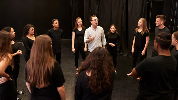 Ποιος ασχολείται με την (καλλιτεχνική) παιδεία;