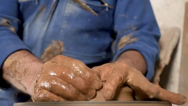 Η τέχνη της αγγειοπλαστικής στη Σίφνο μέσα από το νέο ντοκιμαντέρ "Από χώμα και νερό"