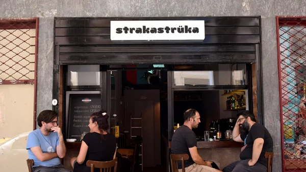 Το Κουκάκι αφρίζει "Κάτω από τον Βράχο"