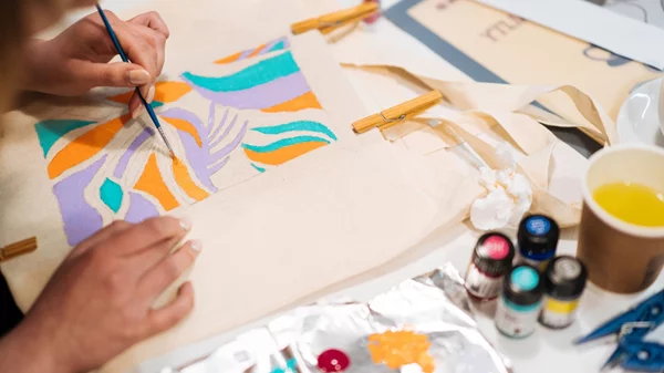 Το "Πανελλήνιο" και η ζωγραφική γίνονται ένα σε ένα workshop εμπνευσμένο από τα 60’s