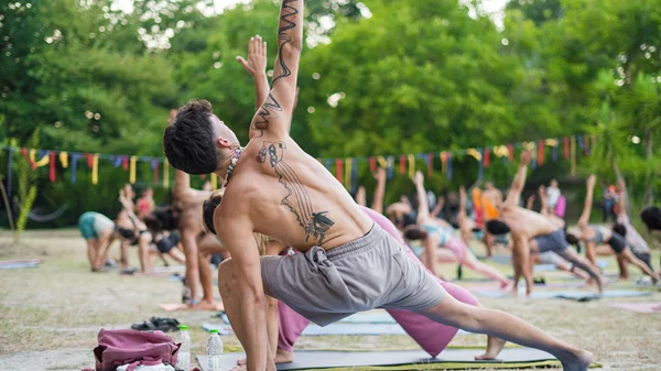 Ένα τριήμερο με techno και yoga κάτω από τα πλατάνια