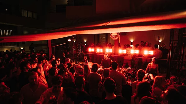 Η Avalon Emerson στο τελευταίο απογευματινό Eden pool party της σεζόν