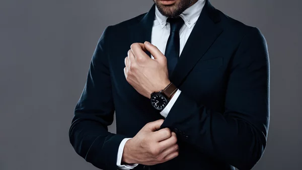 Πώς να χτίσεις μια στιλάτη γκαρνταρόμπα στις εκπτώσεις