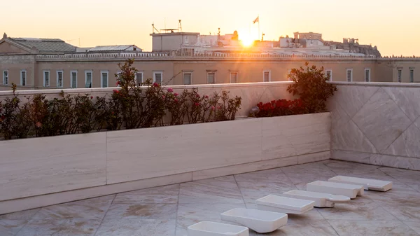 Δέκα γύψινες πισίνες στην βεράντα του Ιδρύματος Θεοχαράκη περιμένουν κάθε τολμηρό "κολυμβητή" – Τελευταίες ημέρες για την εγκατάσταση της Νατάσας Ευσταθιάδη