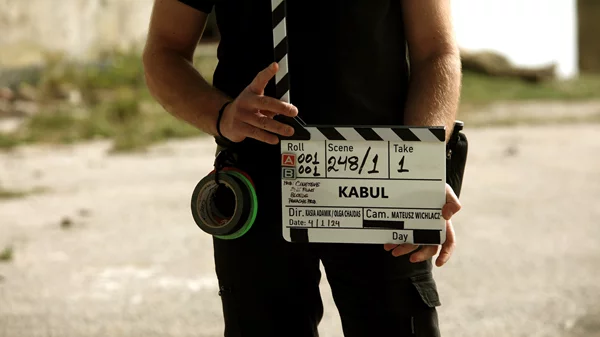 "Kabul": Η νέα δραματική σειρά σε συμπαραγωγή COSMOTE TV, με φόντο μια "πειραγμένη" Αθήνα