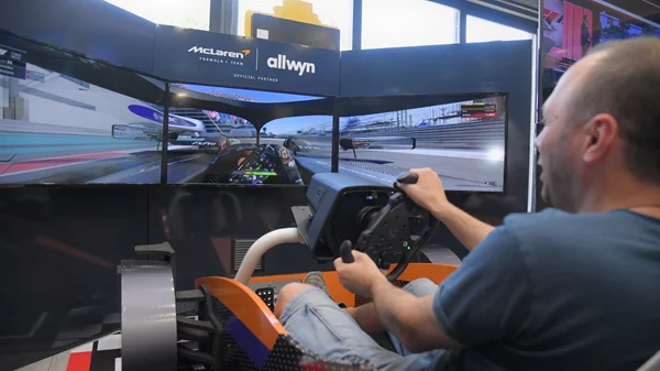 Η αυθεντική εμπειρία της Formula 1 στα καταστήματα ΟΠΑΠ – Γίνε πιλότος σε αγωνιστικό μονοθέσιο και νιώσε την αδρεναλίνη κάθε πίστας στον πιο εξελιγμένο προσομοιωτή της ομάδας McLaren F1