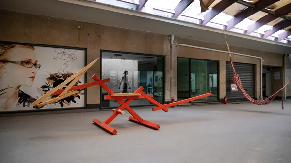 "Το τραπέζι ανάμεσα στα κρεβάτια" είναι ένα καλλιτεχνικό πείραμα πάνω στην ιδέα της συλλογικότητας σε μια "άγνωστη" στοά της Αθήνας