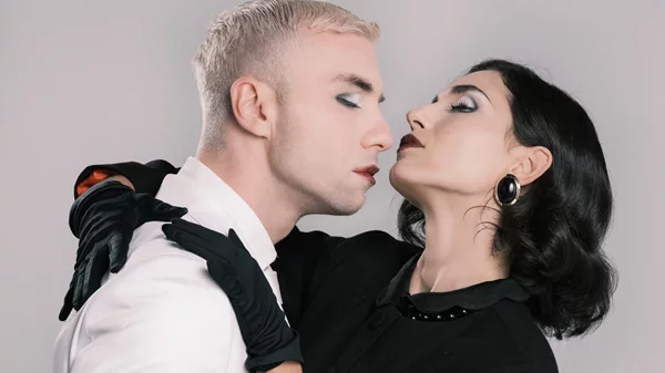 "Ο τελευταίος Ασπροκόρακας": Η απολαυστική κωμωδία-ορόσημο του Αλέξη Σολομού από το Εθνικό Θέατρο