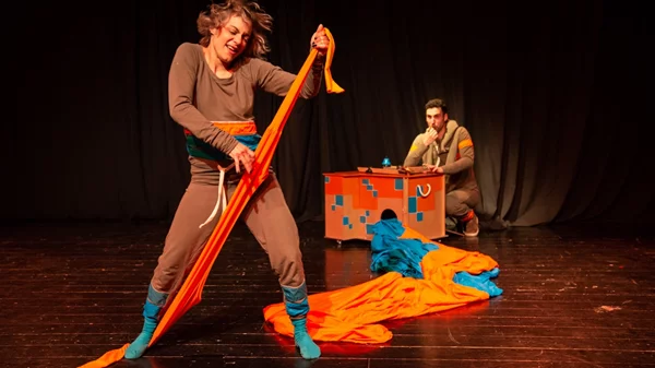 "... και βγαίνω": Η παράσταση που μαγεύει για τρίτη συνεχόμενη χρονιά τους θεατές από μόλις δέκα μηνών