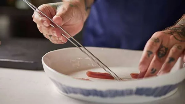 Ο Δημήτρης Κατριβέσης ξανακάνει το "Thama" του στην Τήνο