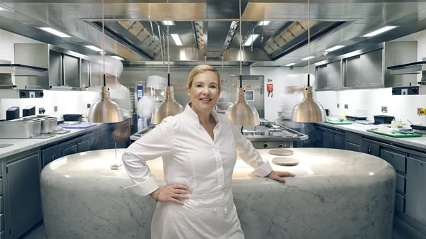 Hélène Darozze: Τολμηρή φεμινίστρια Μπάρμπι αλλά και η καλύτερη 6άστερη σεφ στον κόσμο