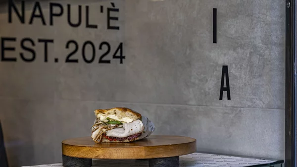 Η "Focacceria Napul’e" έφερε ναπολιτάνικη νοστιμιά στη γειτονιά της Μητροπόλεως