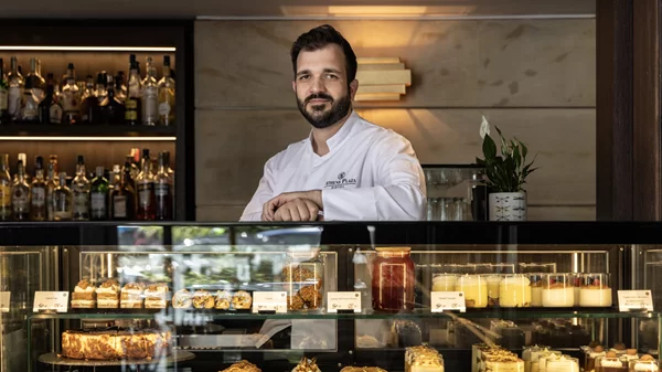 To "NJV Athens Plaza" καλωσορίζει τον Pastry Chef Νίκο Τσόλη