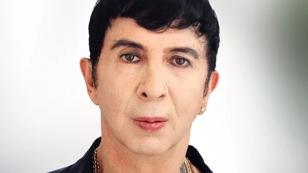 Ο Marc Almond είναι ξανά στα μέρη μας, με εξωστρέφεια και ποπ δράμα