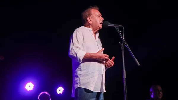 Ο Μανώλης Μητσιάς και η Χριστίνα Μπελμέζου τραγουδάνε στην Εύβοια