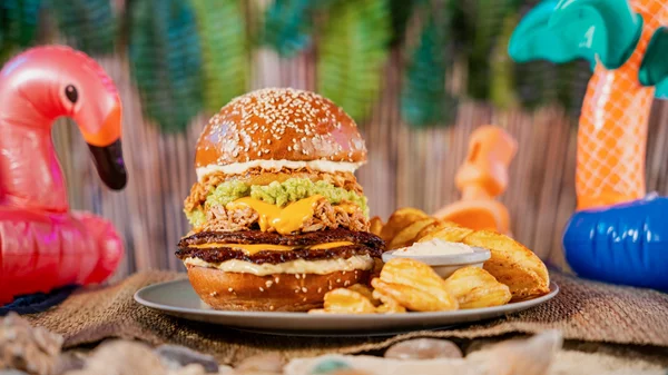 Λένε πως αυτό είναι το πιο τροπικό burger του καλοκαιριού