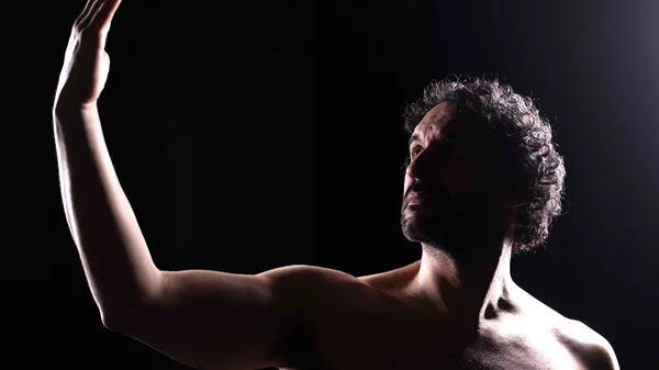 "Βιτρούβιος": Ο Στέφανος Κακαβούλης δίνει σάρκα και οστά στον μύθο του άγνωστου άντρα