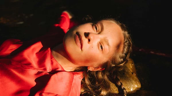 Η Anna B Savage για μια μοναδική συναυλία στο Temple