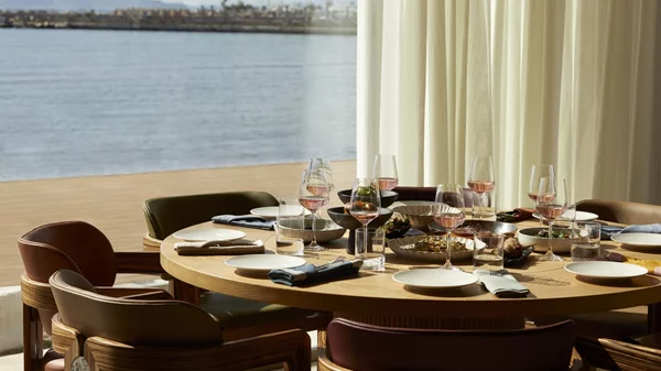 "Bungalow 7": Δοκιμάσαμε τις κοσμοπολίτικες γεύσεις του Ντίνου Φωτεινάκη στο νέο αστέρι της παραλιακής