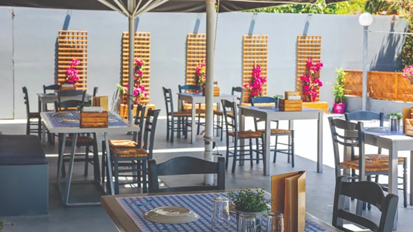 ''Λαβράκι'': Ψαγμένες θαλασσινές γεύσεις στη Σαρωνίδα